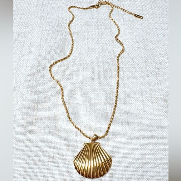 Gold seashell necklace N489 - Picture 2 of 3